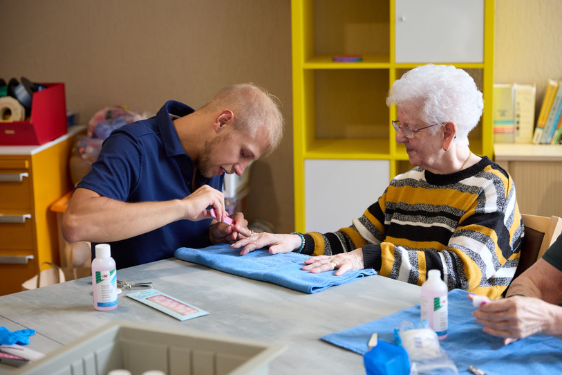 Photo d'une patiente se faisant faire les ongles par le personnel soignant