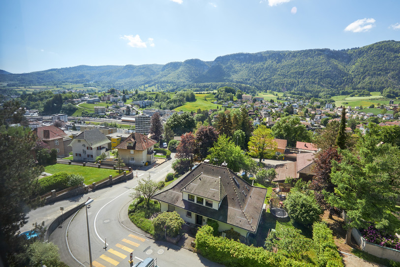 Magnifique vue extérieure d'une chambre sur le village et les montagnes