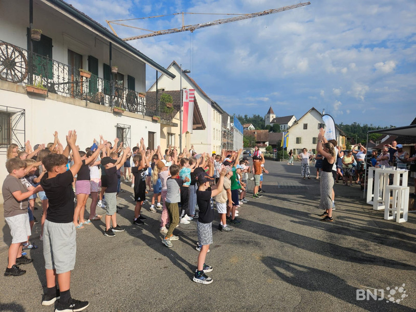 Les enfants de l'école primaire de Coeuve ont proposé un flashmob, mémorable !