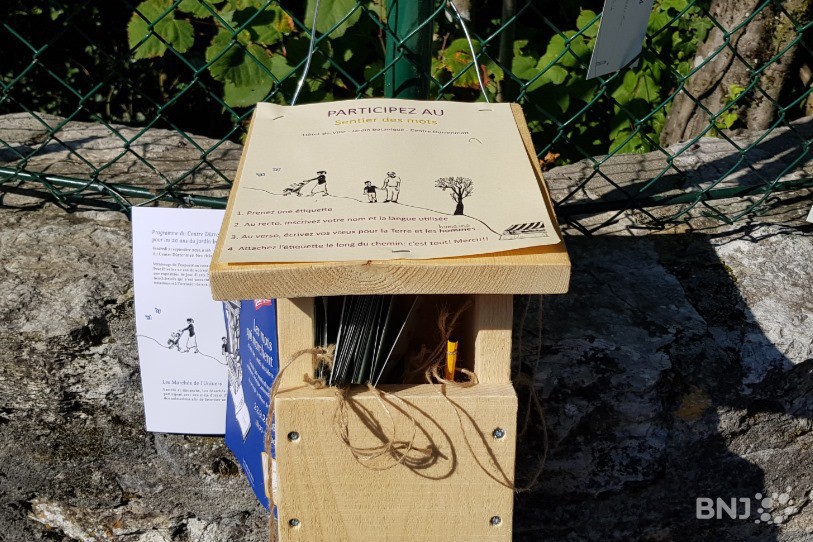 L'un des douze nichoirs à étiquettes disposés entre l'Hôtel de Ville et le Centre Dürrenmatt