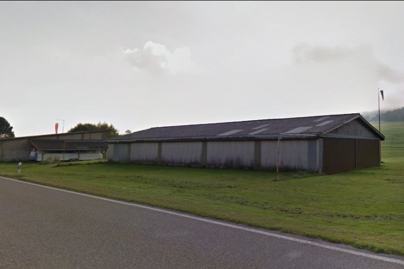 L'avion qui s'est écrasé mardi au Tessin aurait décollé de l'aérodrome de Courtelary, selon une information de la presse tessinoise parue mercredi. (photo: Google maps)