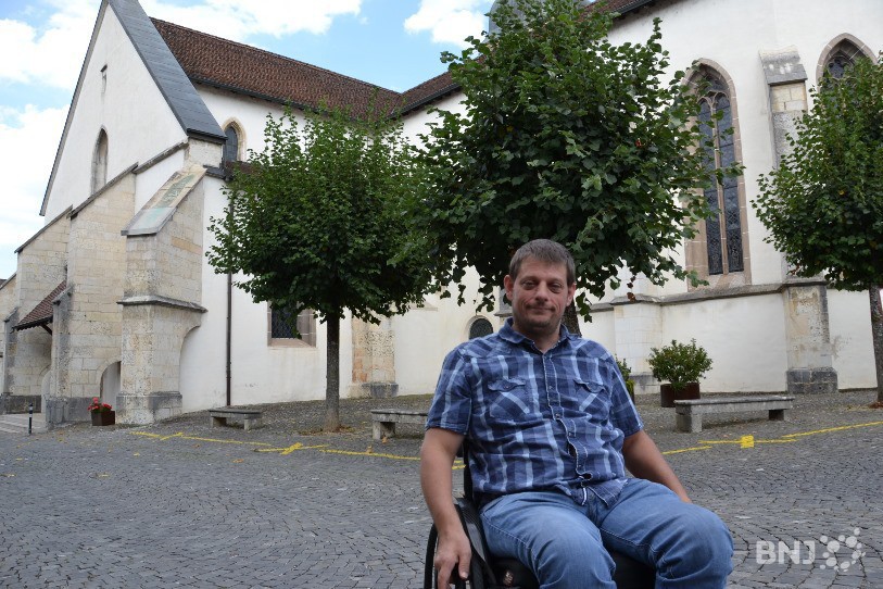 Fabien Bertschy, responsable chez Pro Infirmis des données numériques, devant l'Eglise St-Pierre.