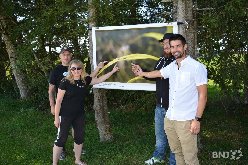 Les organisateurs du festival admirent l'un des clichés de leur exposition en plein air