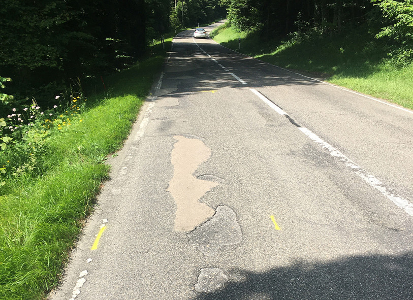 Le revêtement de la route principale H10 entre Rochefort et Bregot. (Photo : Chancellerie d'État).