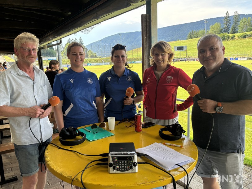 Le football féminin gagne en popularité, pour le plus grand plaisir du Birse FC. De gauche à droite: Dominique Kiener, entraîneur des actives, Ophélie Brügger et Ophélie Kaser, entraîneuses des juniors, Jill-Nora Herrmann, joueuse du FC Bienne, et Nuno Loureiro, président du Birse FC.
