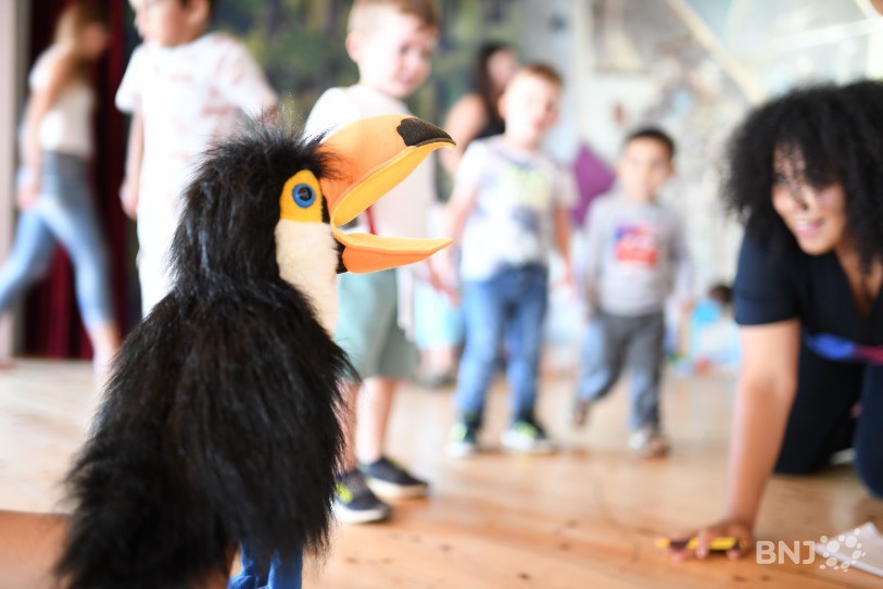 Les enfants de la crèche et de l'école primaire de Courrendlin jouent avec les enfants de l'AJAM