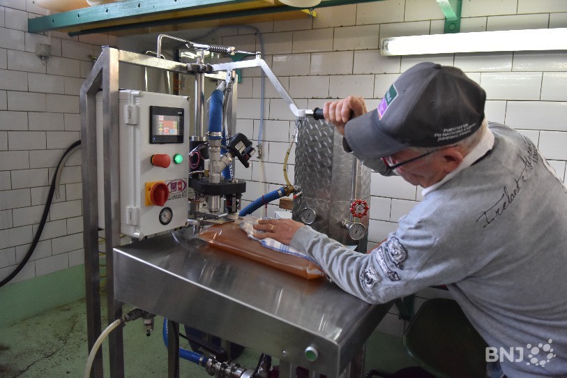 Pierre Homberger, le responsable du pressoir de Courtelary, lors de la pasteurisation et la mise sous vide du jus de pomme.