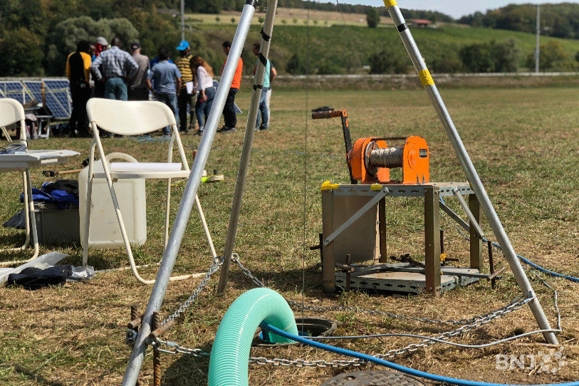 La pompe à eau utilisée fonctionne à l'énergie solaire.