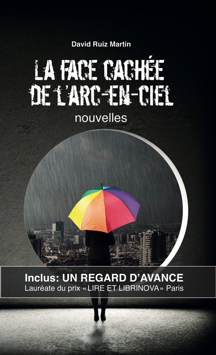 un personnnage de dos qui est sous un parapluie arc-en-ciel