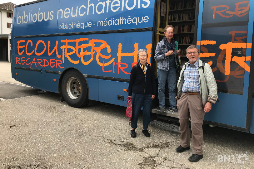 Berthe-Hélène Balmer, Marie-Louise Rosselet et Jean-Michel Bühler, avec l'aide d'une trentaine de citoyens de Val-de-Ruz, lancent un initiative pour que le Bibliobus continue de sillonner la vallée.