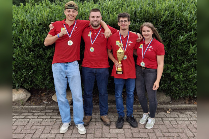 L'équipe de Suisse victorieuse aux Agrochallenges, composé de gauche à droite de Marco Rossetti, Kilian Laville de Grandfontaine, Liam Juan et Cynthia Zmoos de Mervelier. (Photo : Fondation Rurale Interjurasienne).
