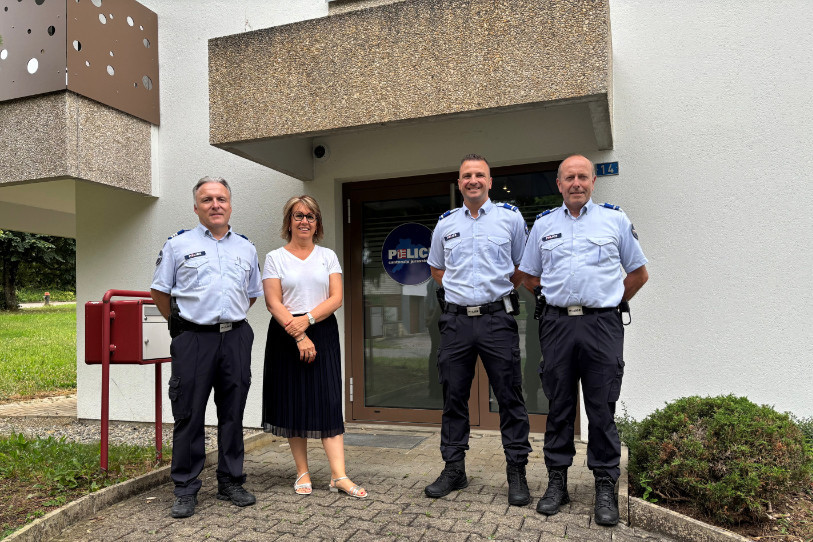 De gauche à droite : Le colonel Damien Rérat (commandant), Nathalie Barthoulot (ministre de l’Intérieur), le major Eric Froidevaux (chef de la gendarmerie) ainsi que le premier-lieutenant Philippe Fleury (chef de la section III) ont pris part à l’inauguration officielle du site. (Photo : Police cantonale jurassienne.)