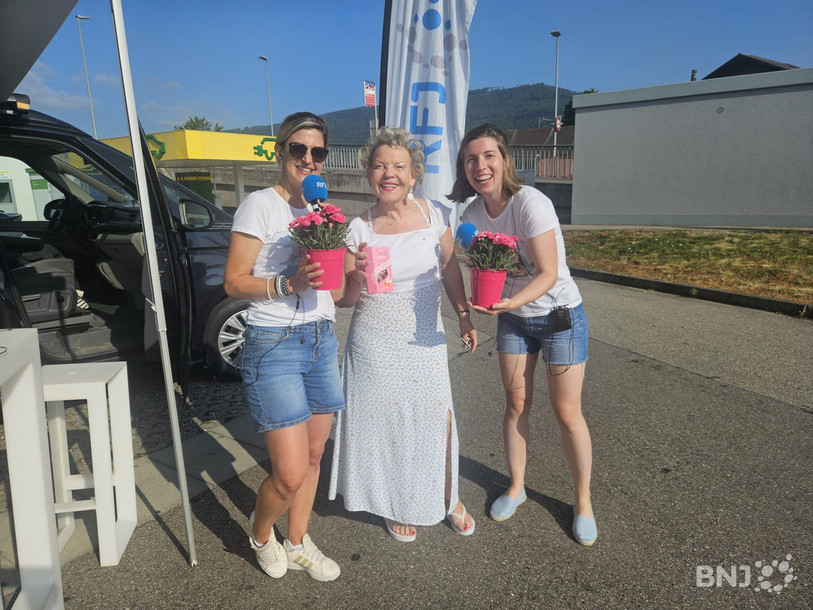 Marie de Saignelégier a notamment rendu visite à Marceline et Stéphanie et leur a offert de belles fleurs roses.