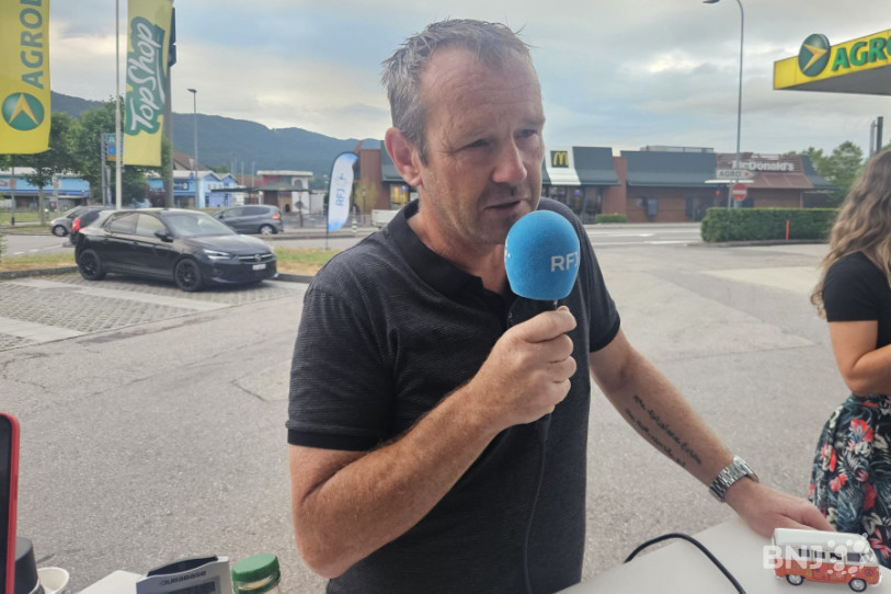 Roger Beuchat, ancien cycliste professionnel, est le consultant de RFJ.