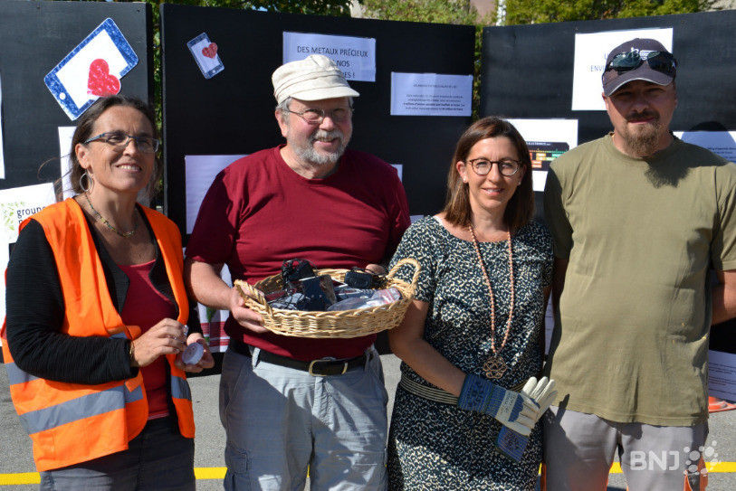 La conseillère communale Anne Kaufmann, les membres de la commission Vie locale de Corcelles-Cormondrèche Pierre Moser et Fanny Bösch, ainsi que Sylvain Hummel, gérant du point de collecte à Corcelles (de gauche à droite) se sont mobilisés samedi matin pour récupérer de vieux téléphones portables.
