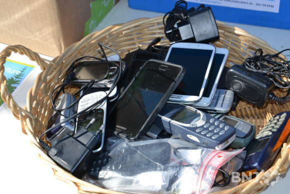 Les téléphones portables récoltés samedi matin à Corcelles.
