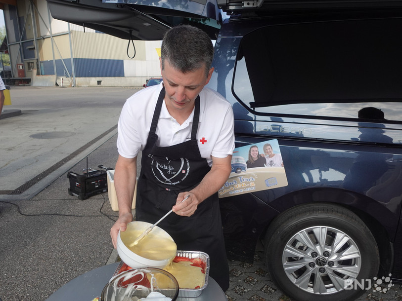 Yann Rufer en pleine préparation d’un Tiramisu à la fraise.