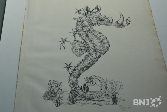 Le « rino-see-horse » (jeu de mot sur le terme « hippocampe » en anglais et « rhinocéros ») réalisé sur un papier datant du 19e siècle par l’artiste Mandril. 