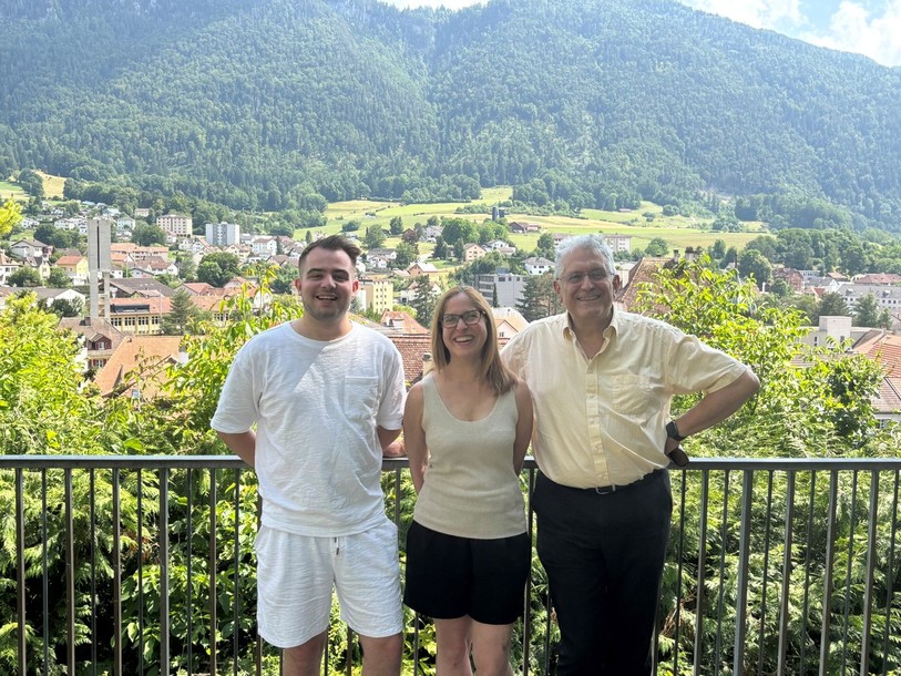 De gauche à droite : le comité de « Vivre à Moutier » avec Evan Schaffter (secrétaire), Carolina Bieri (présidente) et Riccardo Vandoni (trésorier).