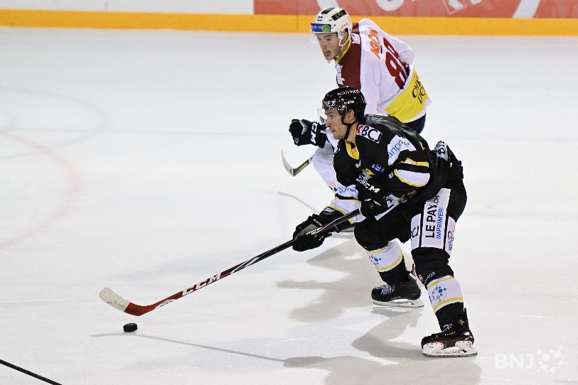 Jonathan Hazen a été l'un des grands artisans du succès du HC Ajoie en inscrivant un but et en signant trois assists (photo : Georges Henz)