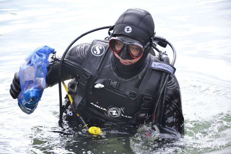 Les plongeurs ont notamment retrouvé six pneus de voiture dans la baie du lac. (image d'illustration) 