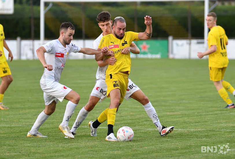 L'une des recrues de Bassecourt, Quentin Specker (en jaune), devance les Delémontains Florent Hushi et Romain Baume. (Photo : Georges Henz)