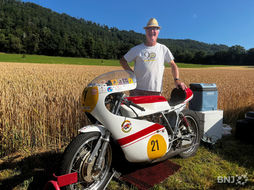 Elios Meroni pose avec sa Suzuki RC-01 de 1970.