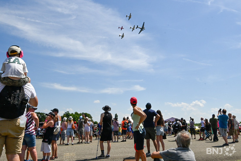 La foule était présente pour assister aux différentes démonstrations aériennes à Colombier. (Photo: Betrand Pfaff)