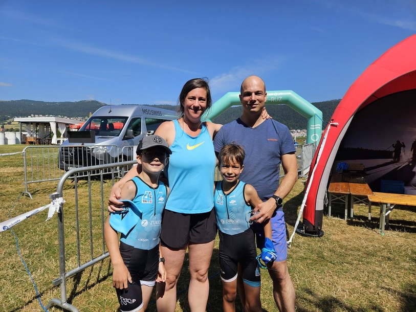 Dario et Gabriel ont participé au relais adultes-kids avec leurs parents Nicolas et Mélanie.