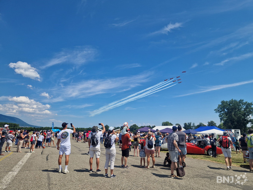 La Patrouille suisse depuis l'aérodrome de Neuchâtel, à Colombier.