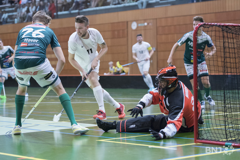 Les joueurs de l'UC Corcelles-Cormondrèche (ici en blanc), n'ont rien pu faire face à l'armada du SV Wiler-Ersigen. 