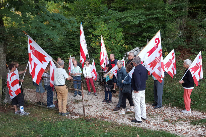 Une trentaine d'autonomistes ont marché jusqu'au clédar qui marque la frontière entre les communes de Belprahon et Moutier.
