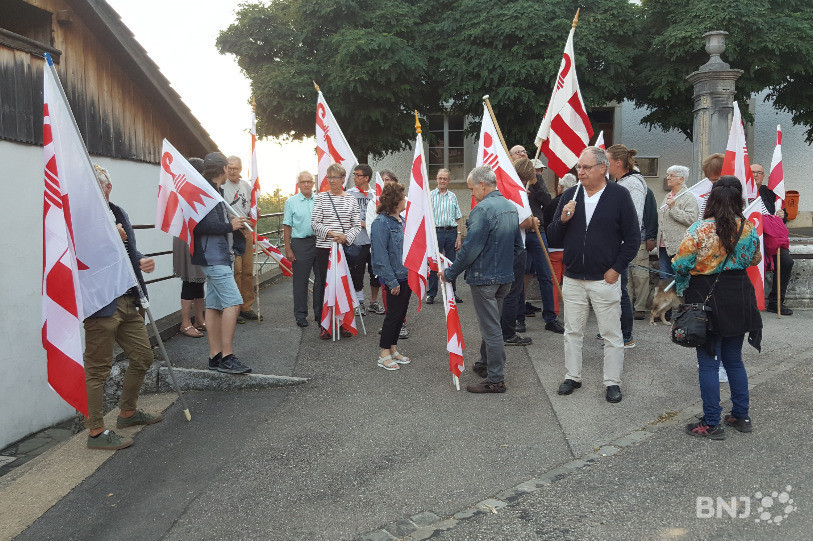 Les citoyens se sont retrouvés sur la place du village avant de se déplacer en cortège jusqu'au clédar. (photos Belprahon dit OUI)