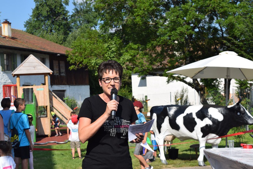 Virginie Heyer lors de l'inauguration de la place de jeux à Perrefitte.