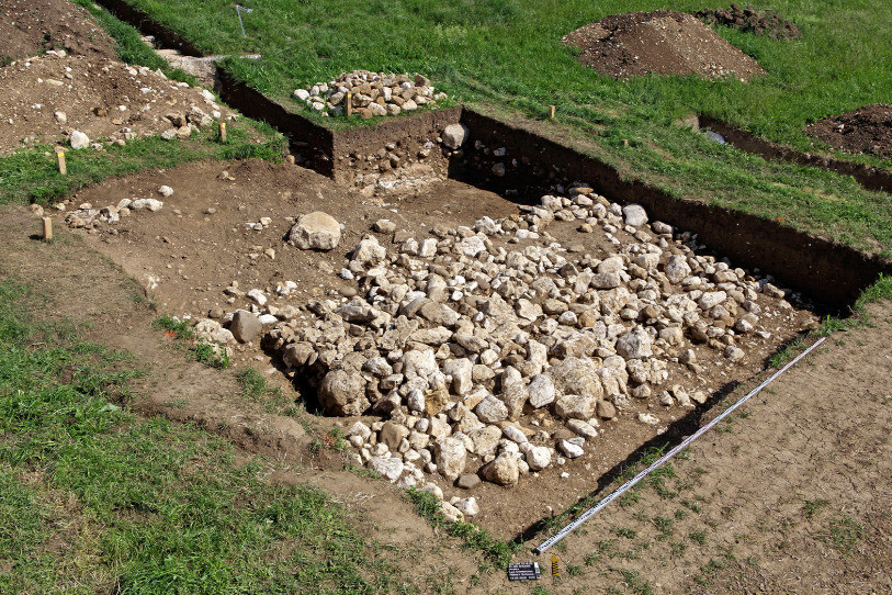 La construction en pierres plus ancienne qui se trouvait sous la tombe. © Service archéologique du canton de Berne, Guy Jaquenod.