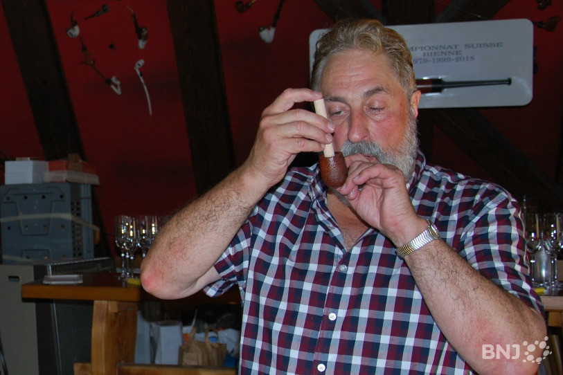Jean-Luc Rochat, président du Pipe-Club Bienne, avec sa
