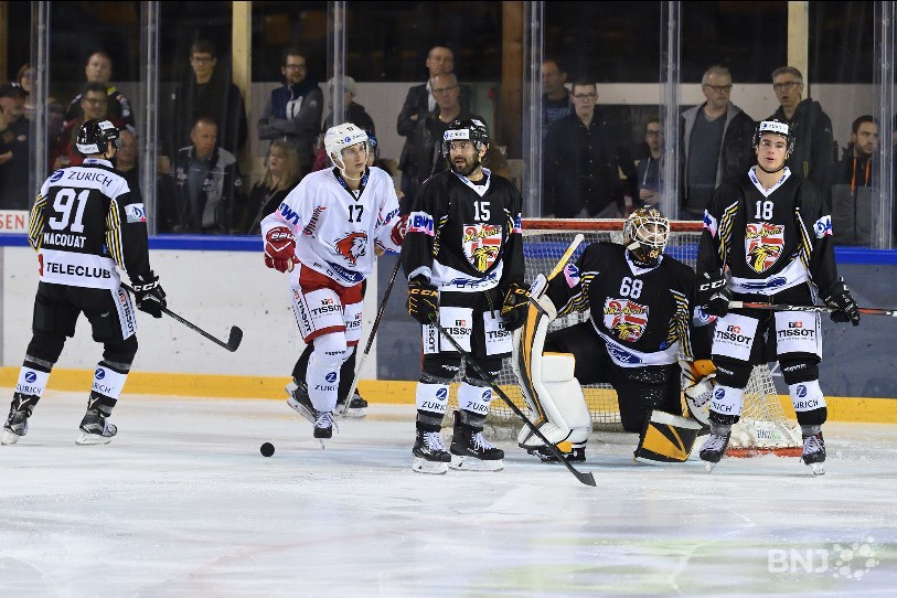 Bastien Pouilly (numéro 18), Dominic Nyffeler (68), Giacomo Casserini (15) et le HC Ajoie ont été impuissants face à Lausanne (photo : Georges Henz)