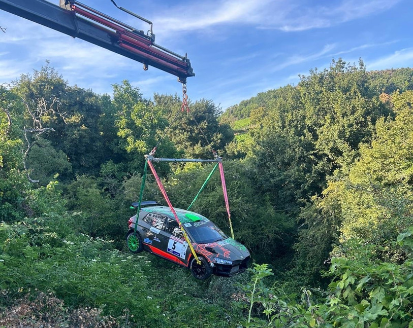La voiture d'Olivier Burri a dû être extraite du ravin où elle était submergée par les ronces et arbres. (Photo : Olivier Burri).