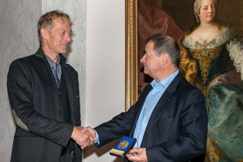 Le président de l’Union internationale de préhistoire François Djindjian (à droite) remet la médaille de la médiation archéologique au directeur du Laténium, Marc-Antoine Kaeser, au Palais des Académies de Bruxelles. Photo J.-M. Janssens. 