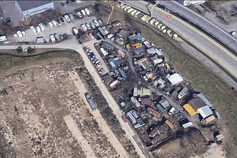 La communauté «Schrottbar » vit en ce moment à côté de l'autoroute A16, aux Champs-de-Boujean. (Image: Google map)