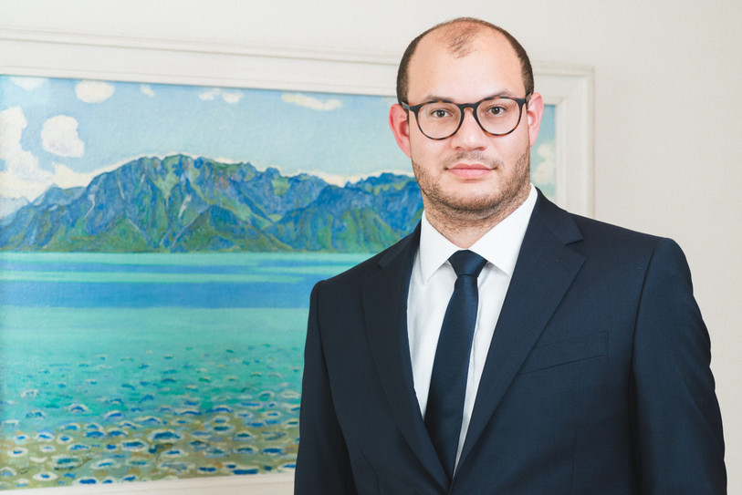 Niklaus Manuel Güdel devant une toile de Ferdiand Hodler