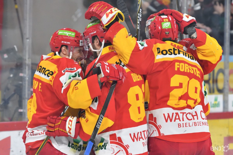 Les joueurs du HC Bienne se congratulent, cette victoire fait du bien.