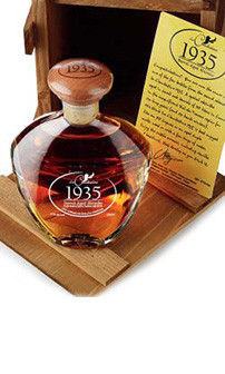 1935 51%vol alc. est une absinthe basée sur la Clandestine mais vieillie en fût de chêne pendant six ans, elle mélange les saveurs d’une absinthe classique avec celles d’un très bon cognac.