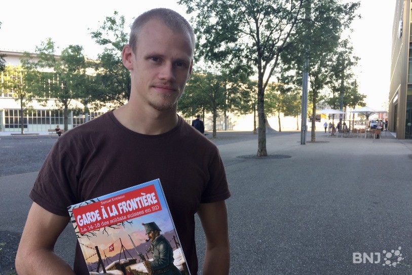 Samuel Embleton et sa toute première bande dessinée intitulée « Garde à la frontière. La 14-18 des soldats suisses en BD » .