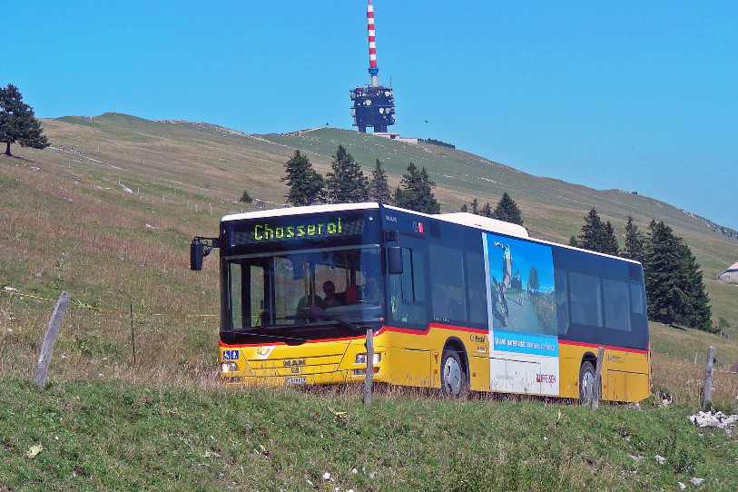 Le bus postal sur les pentes du Chassseral. (Image: Carpostal, Peter Moser)