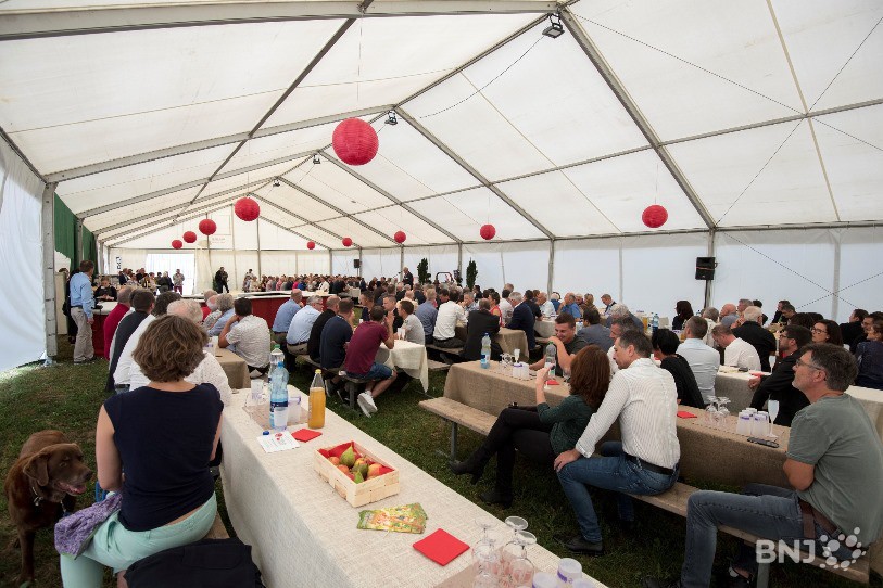 Près de 200 invités ont assisté à l'inauguration officielle du Musée suisse des fruits et de la distillation. (Photo : Georges Hentz)