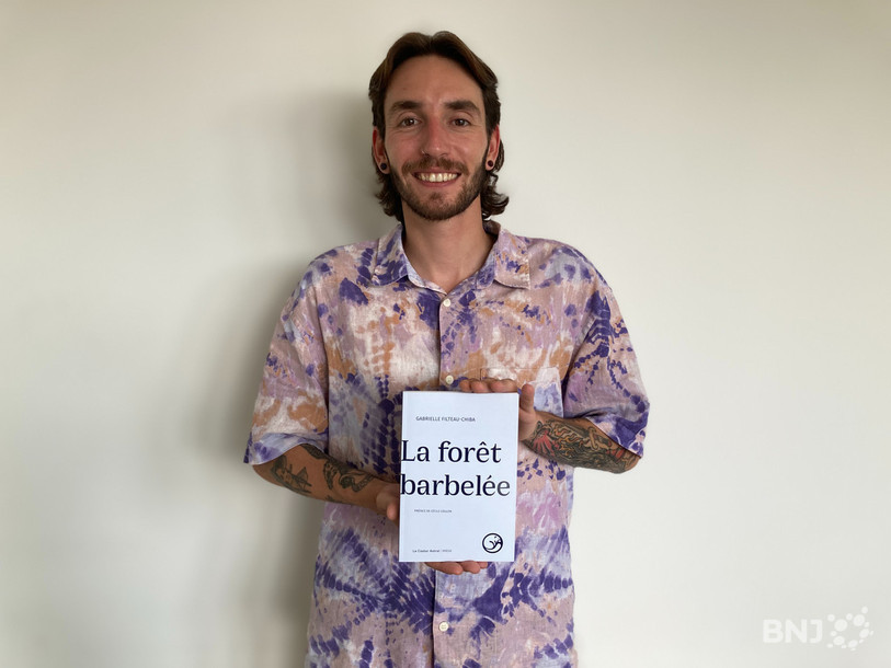 Le libraire Mathias Jaquenod propose comme lecture d'été le recueil de poésie de Gabrielle Filteau-Chiba, La forêt barbelée.