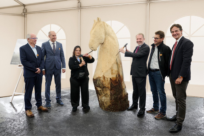 La pose de la première pierre, ou plutôt le premier coup de ciseau à bois, a été confié ce lundi au Noirmont au directeur général d'Hermès, Guillaume de Seynes, troisième depuis la droite. (Photo : David Marchon.)