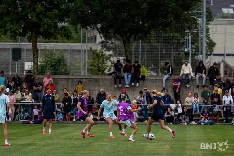 Les footballeuses norvégiennes à l'entraînement aux Chézards.