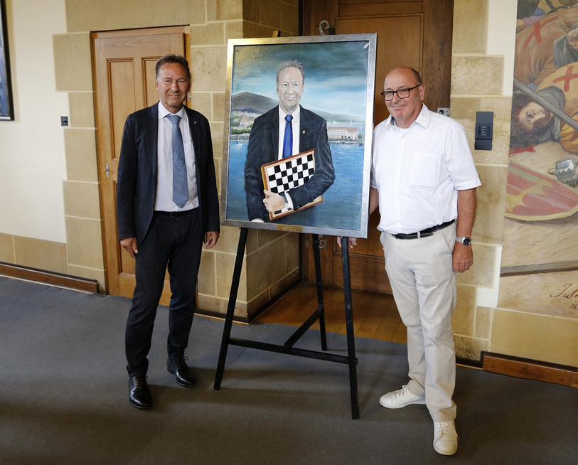 Alain Ribaux a dévoilé son portrait lundi en fin de journée au Château de Neuchâtel en présence d'Yvan Besomi, l'artiste qui l'a réalisé. (Photo: chancellerie d’État.)
